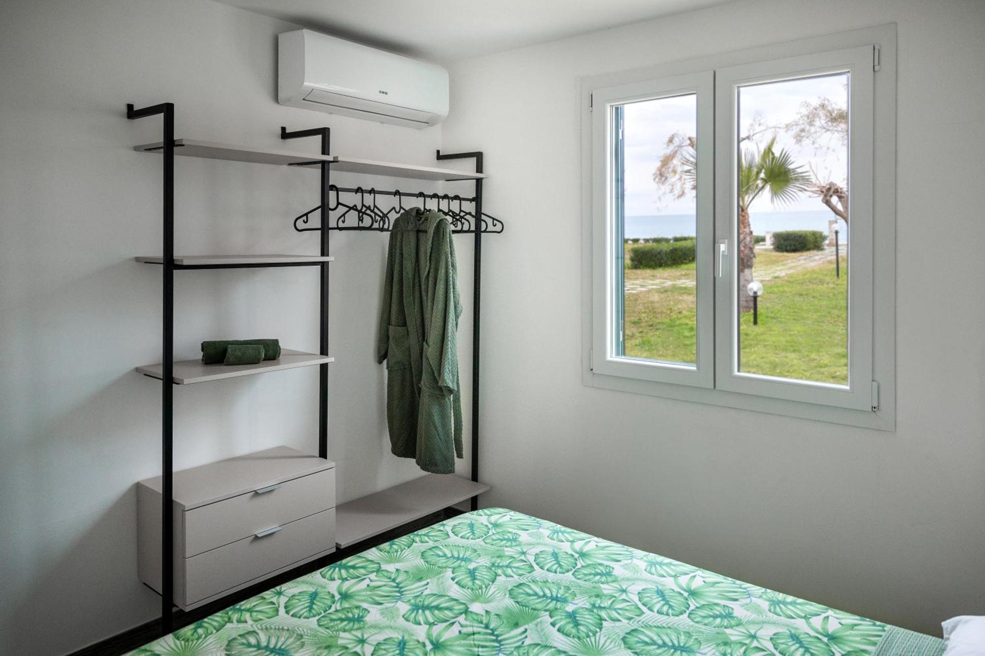 Villaggio Camping Poseidon - Bungalows & Rooms With Sea View In Nature Santa Caterina Dello Ionio Marina Exterior foto